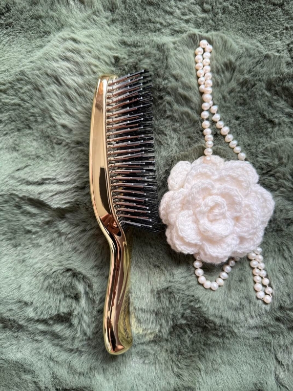 Scalp brush Borovsky gold Szczotka do pielęgnacji włosów i skóry głowy złota.jpg